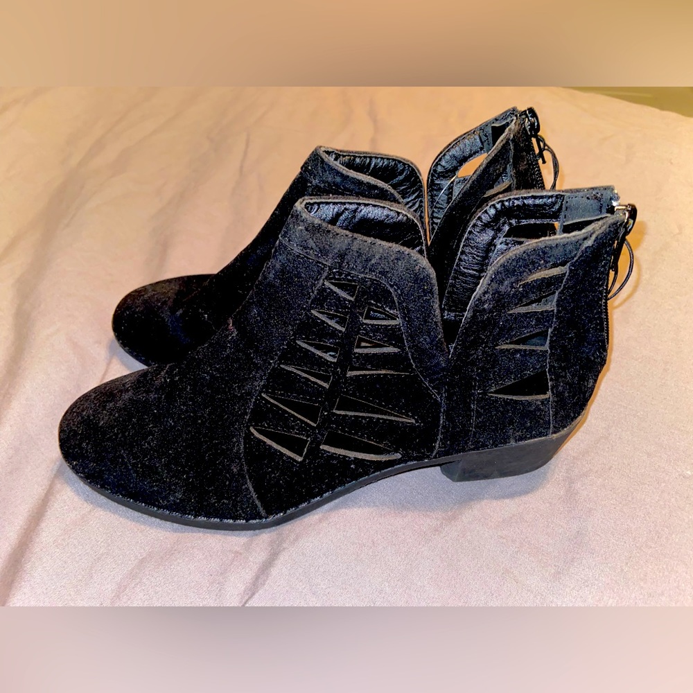 Women's Booties Size 8 Close Toe, Zip Up, Peek Triangles on sides Bobbie Brooks
